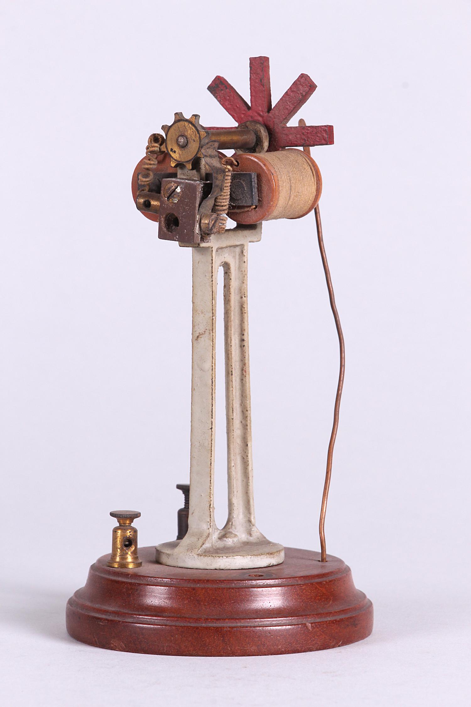 Deux moteurs électromagnétiques pour tube de Geissler.
