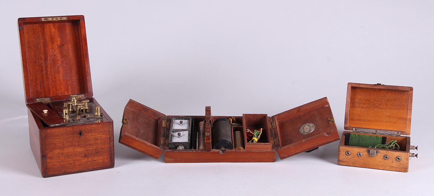 Lot de 3 instruments pour expériences électrostatiques.