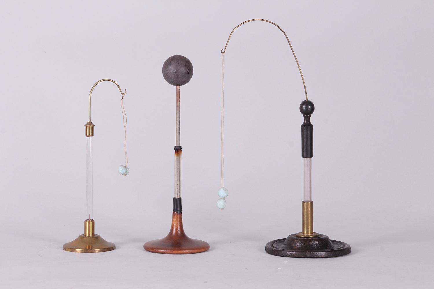 Lot de 3 instruments pour expériences électrostatiques.