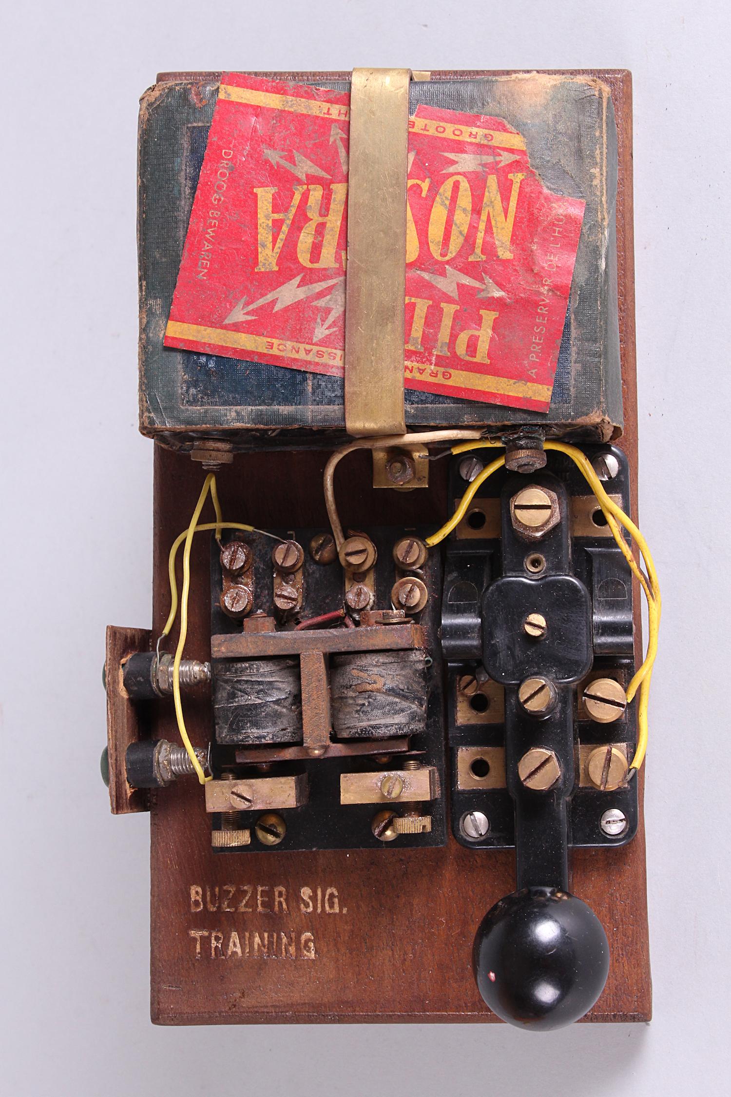 Télégraphe de l’armée britannique / Buzzer signal training.